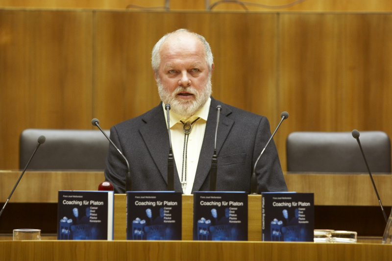 Der Autor Franz Josef Weißenböck am Rednerpult.