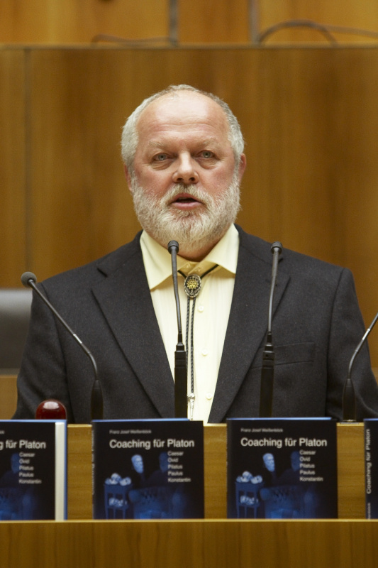 Der Autor Franz Josef Weißenböck am Rednerpult.