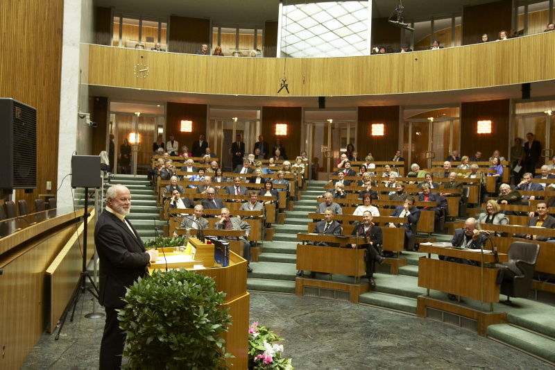 Blick in Richtung Veranstaltungsteilnehmer, der Autor des Buches Franz Josef Weißenböck am Rednerpult.