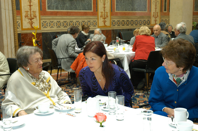 v.li. eine Veranstaltungsteilnehmerin im Gespräch mit Hannah Lessing und einer weiteren Veranstaltungsteilnehmerin.