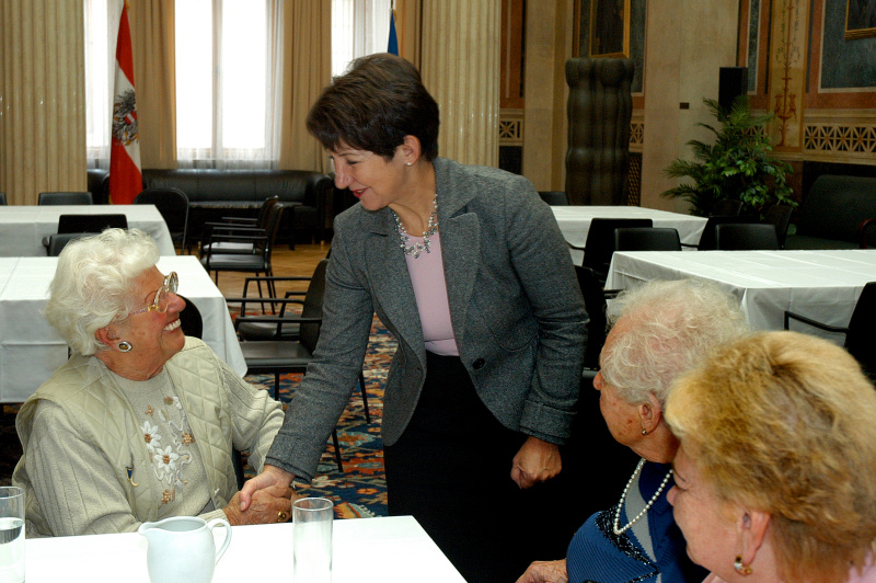 v.li. eine Veranstaltungsteilnehmerin im Gespräch mit Barbara Prammer und zwei weiteren VeranstaltungsteilnehmerInnen.