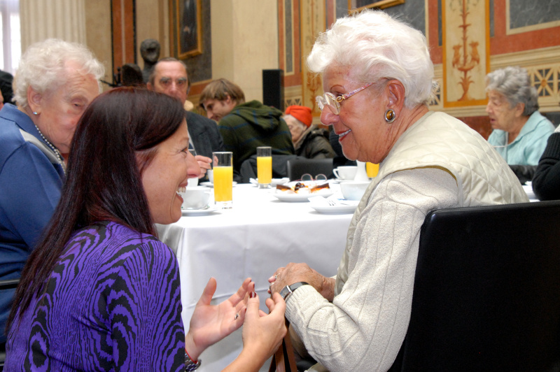 v.li. Hannah Lessing im Gespräch mit einer Veranstaltungsteilnehmerin.