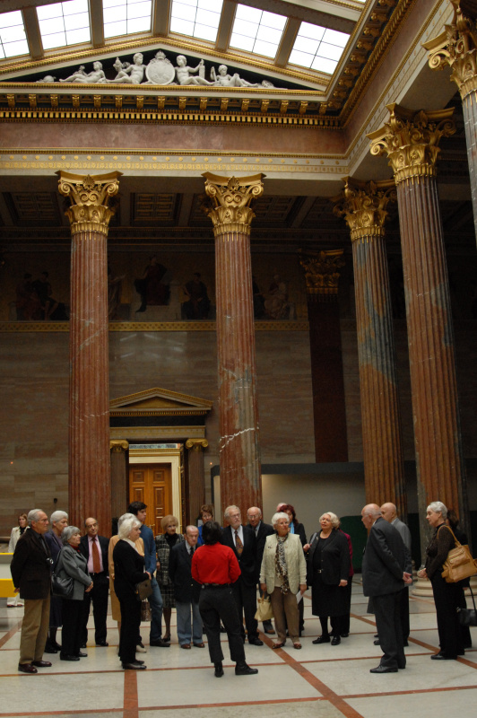 VeranstaltungsteilnehmerInnen während der Führung durch das Parlamentsgebäude.