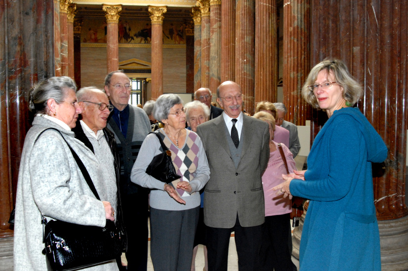 VeranstaltungsteilnehmerInnen während der Führung durch das Parlamentsgebäude.