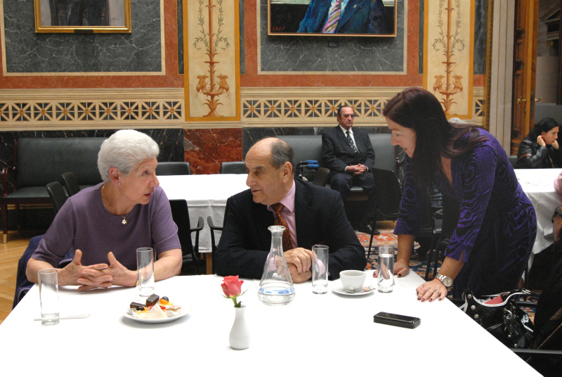 v.li. zwei VeranstaltungsteilnehmerInnen im Gespräch mit Hannah Lessing.