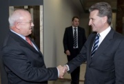 Bundesratspräsident Jürgen Weiss begrüßt den Ministerpräsidenten von Baden-Württemberg, Dr. Günther Oettinger.