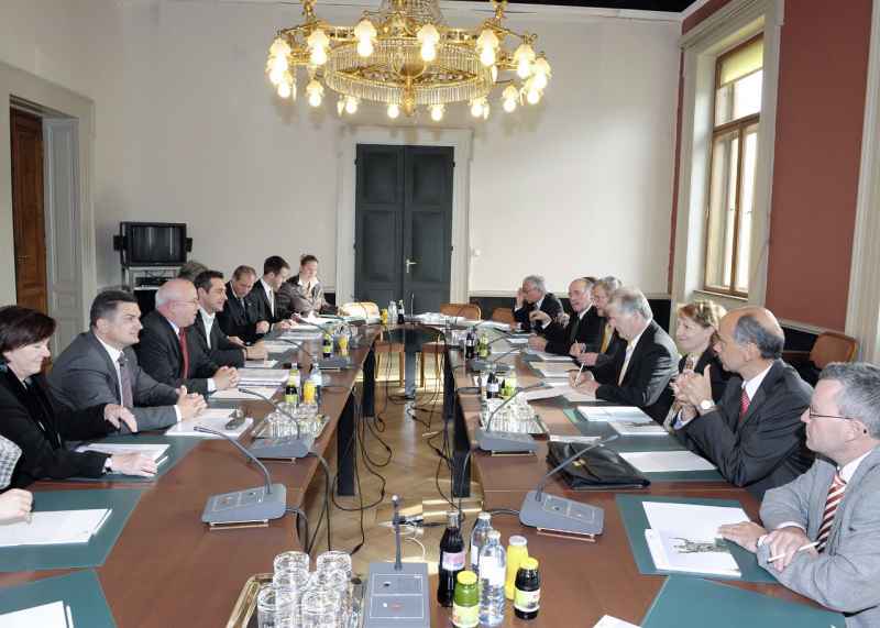 v.li. Anna Franz, Hermann Krist, Jürgen Weiss, Heinz-Christian Strache, Sigisbert Dolinschek, Christian Hütterer, Julia Krajcik, vis à vis die Schweizer Delegation, an 4. Stelle der Schweizer Delegationsleiter Bruno Frick.