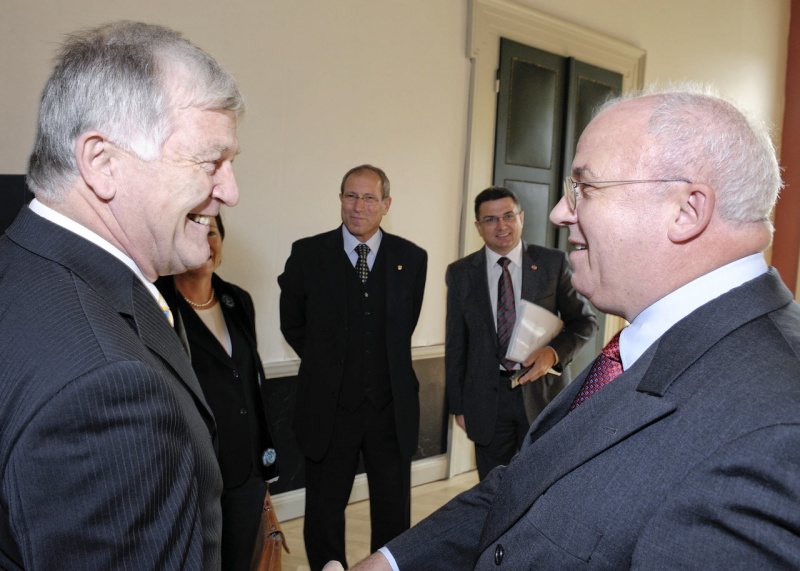 v.li. Der Schweizer Delegationsleiter Bruno Frick begrüßt Jürgen Weiss, im Hintergrund v.li. Anna Franz, Hermann Krist und Sigisbert Dolinschek.