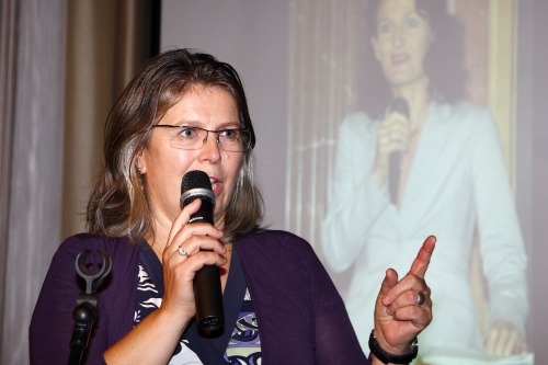 Terezija Stoisits mit Mikrofon