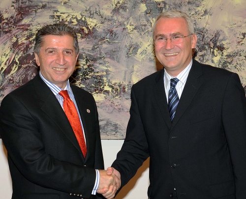 v.li. Der Präsident der großen Nationalversammlung der Türkei Köksal Toptan und Martin Graf begrüßen einander.