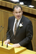 Geschäftsführende Parteiobmann der Österreichischen Volkspartei, Landwirtschaftsminister Josef Pröll am Rednerpult.