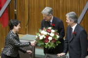 Klubobmann Josef Cap und der Parteichef der Spö Werner Faymann gratulieren Mag. Barbara Prammer zur Wahl der ersten Nationalratspräsidentin.