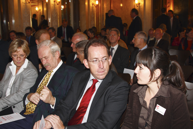 v. li.: Annette Hillebrand (Festrednerin, Direktorin Akademie für Publizistik Hamburg), Hannes Schopf, Andreas Koller (Vorsitzender der Vereinigung der Parlamentsredakteurinnen und -redakteure, Stv. Chefredakteur Salzburger Nachrichten), KfJ-Mitarbeiterin Daniela Flaschberger.