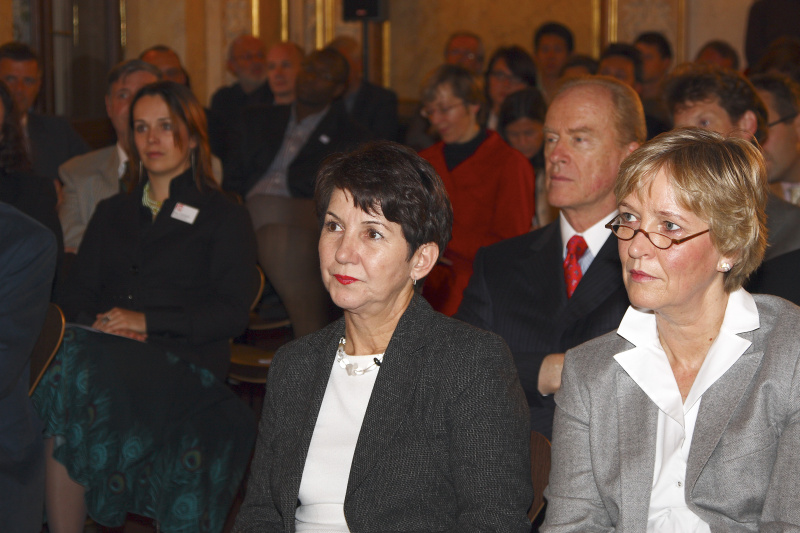 v. li.: Barbara Prammer, Annette Hillebrand (Festrednerin, Akademie für Publizistik, Hamburg).