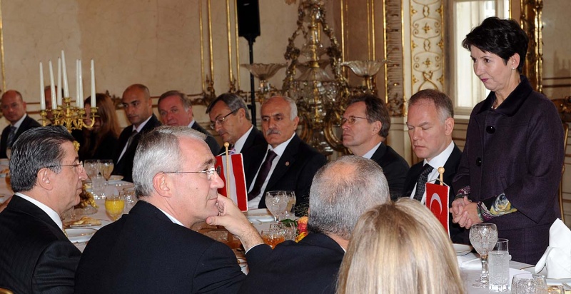 v.li. der Präsident der großen Nationalversammlung der Türkei Köksal Toptan, ein Veranstaltungsteilnehmer. Vis à vis v.re. stehend Barbara Prammer, der türkische Botschafter Selim Yenel, weitere Veranstaltungsteilnehmer.