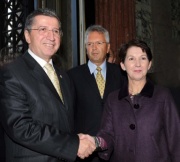 v.li. Präsident der großen Nationalversammlung der Türkei Köksal Toptan wird von Nationalratspräsidentin Mag.a Barbara Prammer begrüßt. Im Hintergrund ein Veranstaltungsteilnehmer.