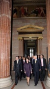 v.li. der Präsident der großen Nationalversammlung der Türkei Köksal Toptan, Nationalratspräsidentin Mag.a Barbara Prammer und die türkische Delegation durchschreiten die Säulenhalle.