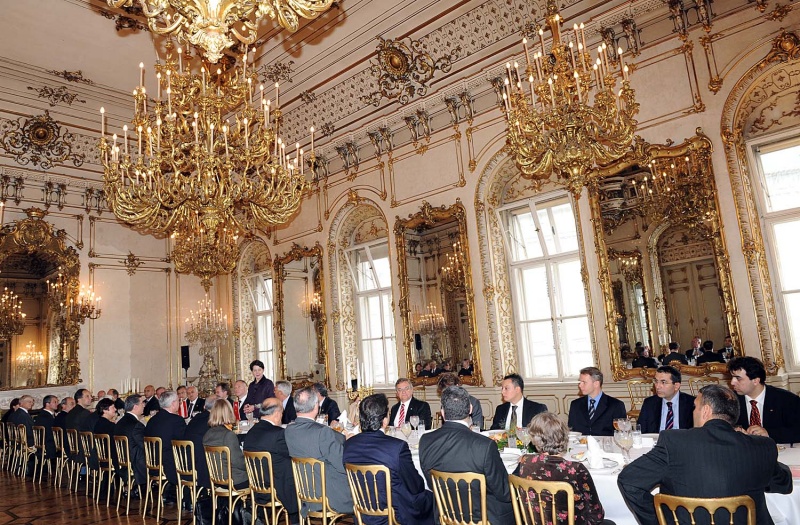 Die gesamten Teilnehmer der Veranstaltung bei Tisch. Barbara Prammer mittig stehend.