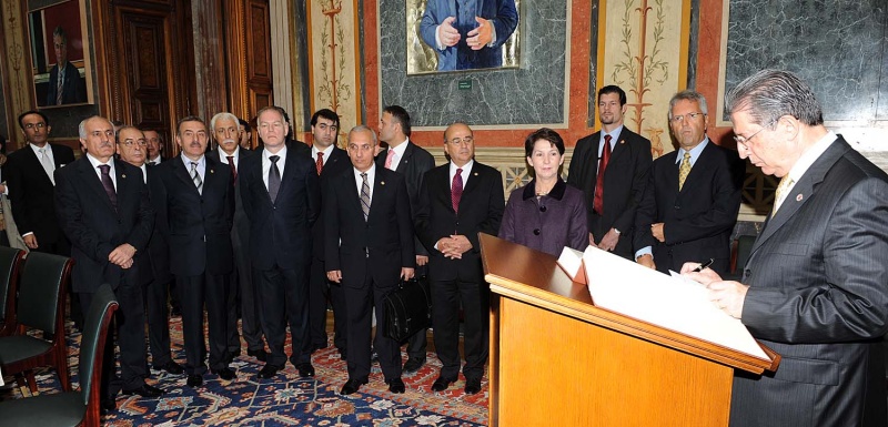 v.li. die tükische Delegation, 3. v.li. der türkische Botschafter Selim Yenel, zwei Veranstaltungsteilnehmer, Barbara Prammer, weitere Veranstaltungsteilnehmer. Der Präsident der großen Nationalversammlung der Türkei Köksal Toptan beim Eintrag ins Gästebuch. 2. Reihe 2. v.re. Yilmaz Kara.
