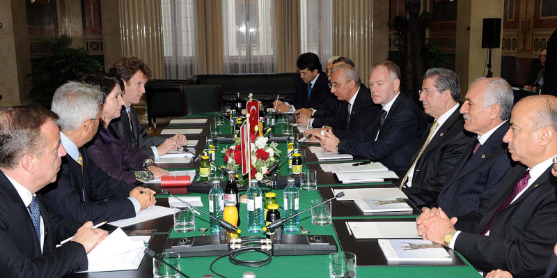 v.li. stv. Leiter des EU- und internationalen Dienstes Joseph Wirnsperger, ein Veranstaltungsteilnehmer, Barbara Prammer und der außenpolitische Berater der Nationalratspräsidentin Helfried Carl. Vis à vis v.re. zwei Veranstaltungsteilnehmer, der Präsident der großen Nationalversammlung der Türkei Köksal Toptan, der türkische Botschafter Selim Yenel, weitere Veranstaltungsteilnehmer.