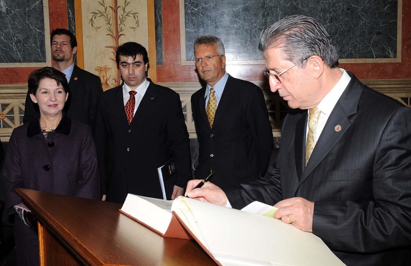 der Präsident der großen Nationalversammlung der Türkei Köksal Toptan beim Eintrag ins Gästebuch. Im Hintergrund v.li. Nationalratspräsidentin Mag.a Barbara Prammer, Yilmaz Kara und ein Veranstaltungsteilnehmer.