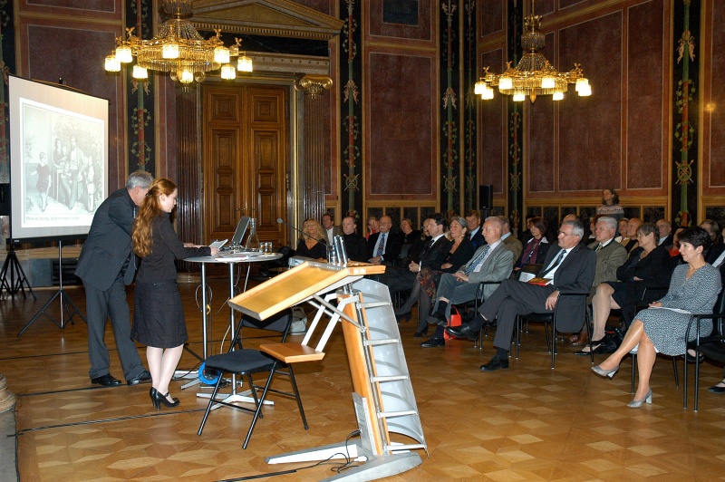 Blick in Richtung VeranstaltungsteilnehmerInnen, Franziska Singer und Peter Reichel tragen die Lesung vor. Erste Reihe v.li. Bundesminister a.D. Erwin Lanc, Martin Graf und Barbara Prammer.