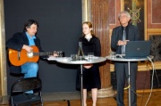 v.li. Harald Edelbauer an der Gitarre, Franziska Singer und Peter Reichel tragen Lieder vor.