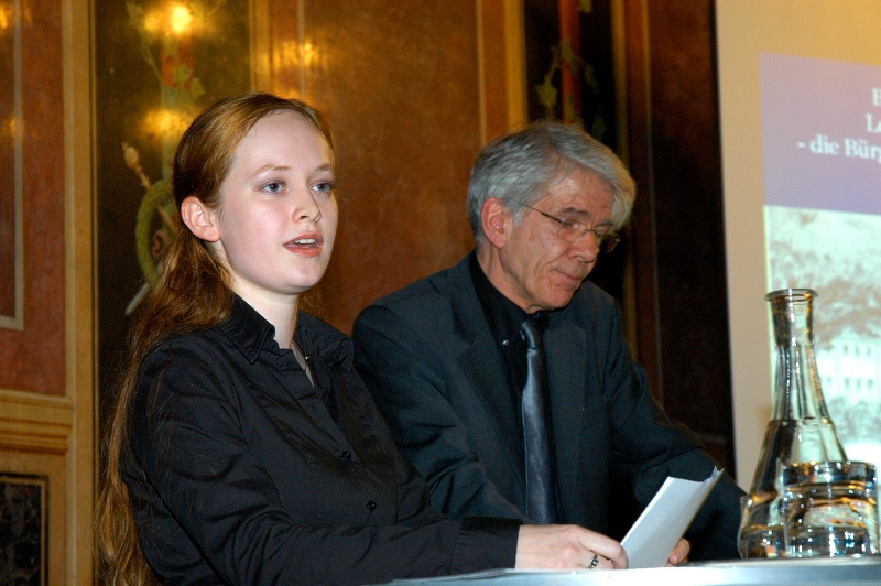 v.li. Franziska Singer und Peter Reichel tragen die Lesung vor.