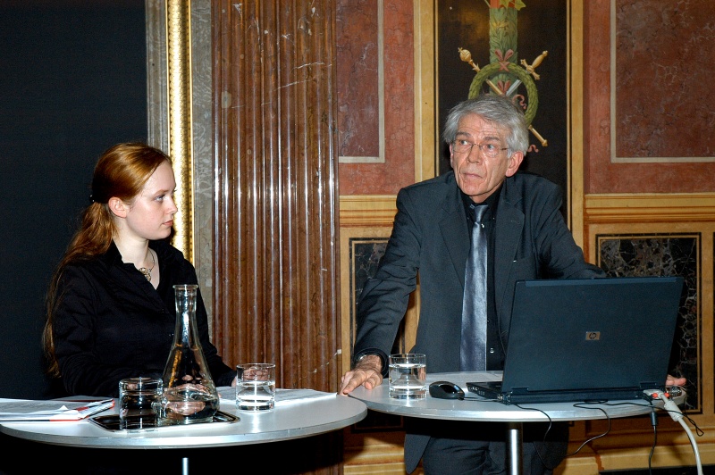 v.li. Franziska Singer und Peter Reichel tragen die Lesung vor.