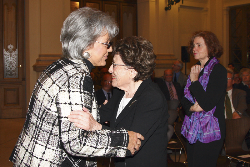 v.li. Brigitte Androsch, die Gattin des Viezekanzlers a.D. und Bundesministers a.D. Hannes Androsch, begrüßt Pauline Krejci, Gattin des Generalsekretärs der Österreichischen Industriellenvereinigung a.D. Herbert Krejci. Im Hintergrund die Herausgeberin Gertrude Enderle-Burcel.