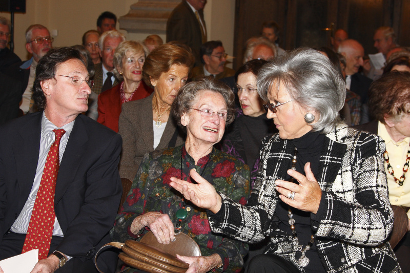Blick in Richtung Veranstaltungsteilnehmer, v.li. Enkelsohn von Bundespräsident a.D. Adolf Schärf Paul Alexander Kyrle, Tochter von Adolf Schärf Martha Kyrle und Gattin des Bundesministers a.D. Hannes Androsch Brigitte Androsch im Gespräch.