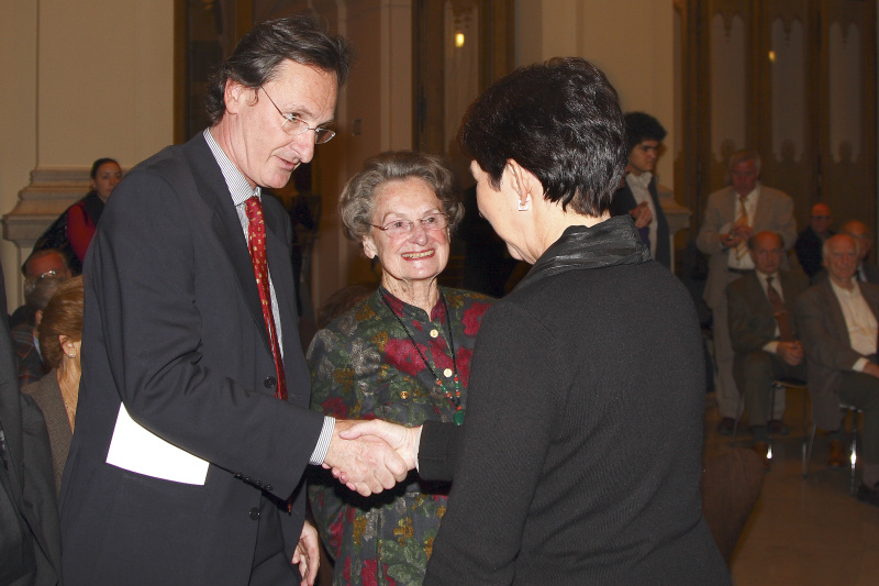 v.li. der Enkelsohn des Bundespräsidenten a.D. Adolf Schärf Paul Alexander Kyrle und die Tochter Adolf Schärfs Martha Kyrle werden von Barbara Prammer begrüßt.