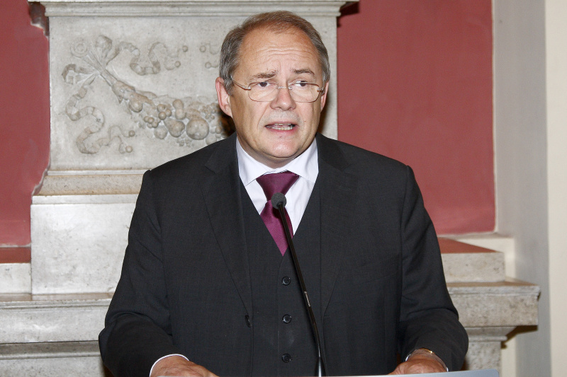 Der Präsidialchef des Bundeskanzleramtes Manfred Matzka am Rednerpult.