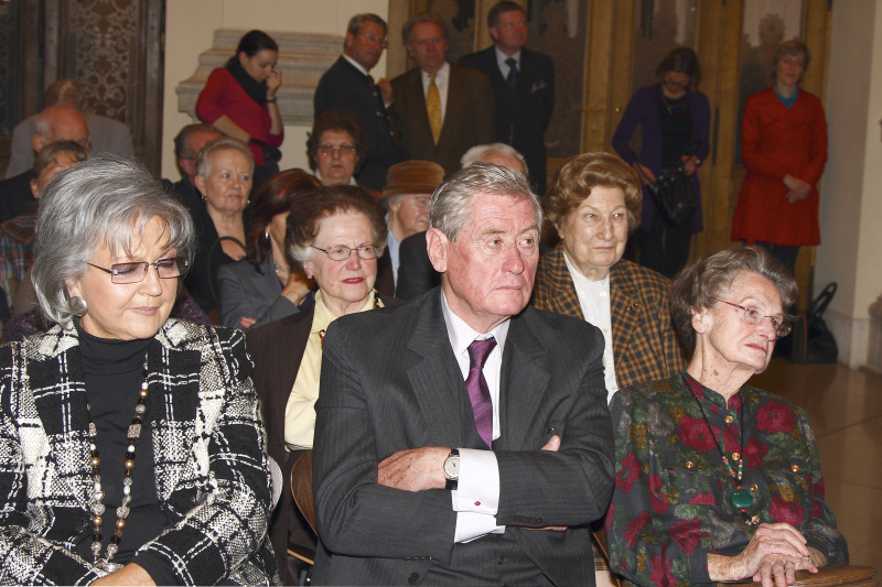 Blick in Richtung VeranstaltungsteilnehmerInnen. Erste Reihe  v.li. Gattin des Bundesministers a.D. Hannes Androsch Brigitte Androsch und Hannes Androsch selbst, Tochter des Bundespräsidenten a.D. Adolf Schärf Martha Kyrle. Zweite Reihe v.re. Maria Schaumayer - Präsidentin der Oesterreichischen Nationalbank a.D.