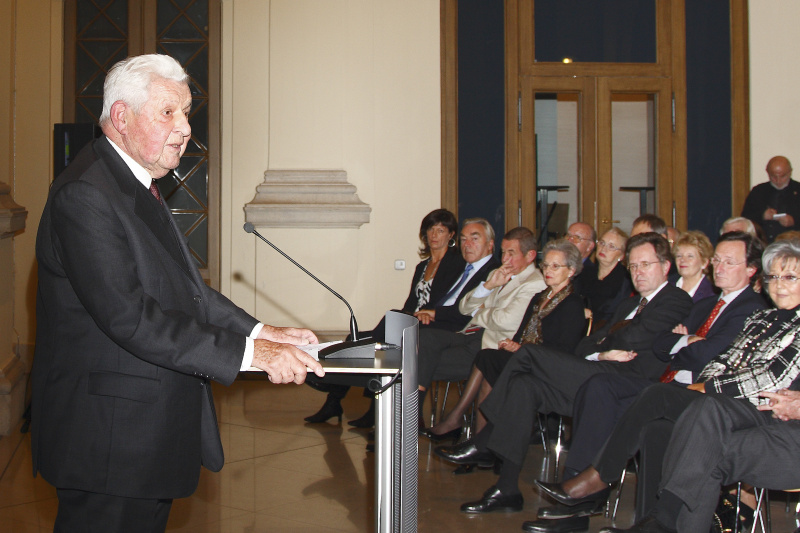 Generalsekretär der Österreichischen Industriellenvereinigung a.D. Herbert Krejci am Rednerpult. Blick in Richtung Veranstaltungsteilnehmer.