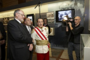 Kaiser Robert Heinrich I (Robert Palfrader - rechts)stattet der Ausstellung einen Besuch ab, durch das Parlament gefuehrt von Dr.Marckhgott (links)