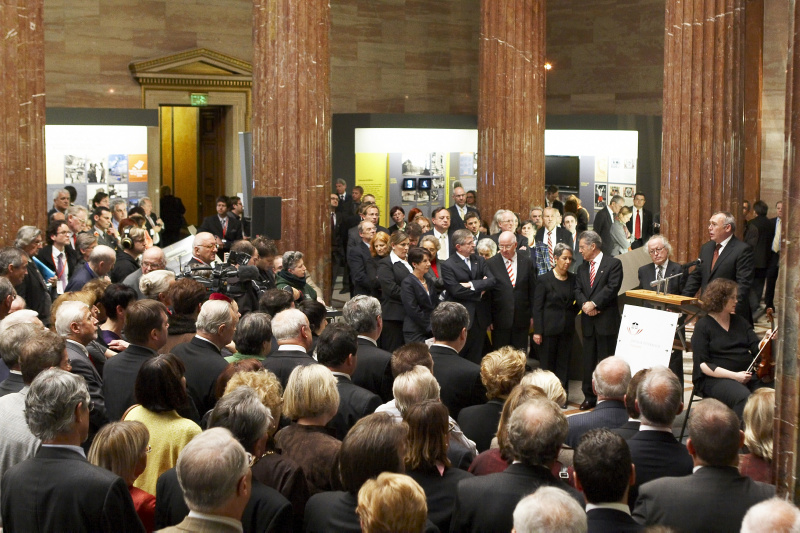 Alfred Gusenbauer haelt eine Festansprache in der Saeulenhalle, v.links: NR Präsidentin Mag. Barbara Prammer,Wilhelm Molterer, Stefan Karner,Margit Fischer,BP Dr.Heinz Fischer,Lorenz Mikoletzky, Alfred Gusenbauer am Rednerpult