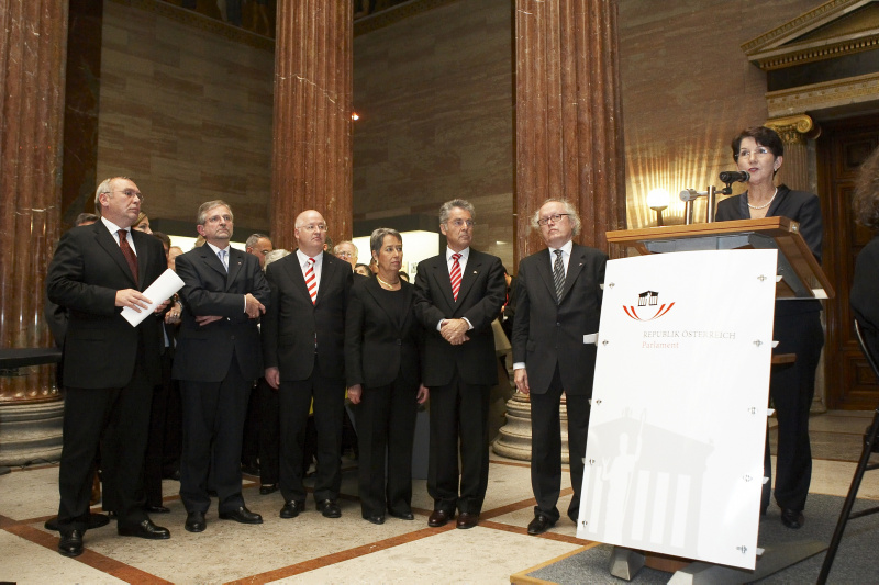 v.links: Alfred Gusenbauer,Wilhelm Molterer,Stefan Karner,Margit Fischer,BP Dr.Heinz Fischer,Lorenz Mikoletzky, NR Präsidentin Mag. Barbara Prammer am Rednerpult.