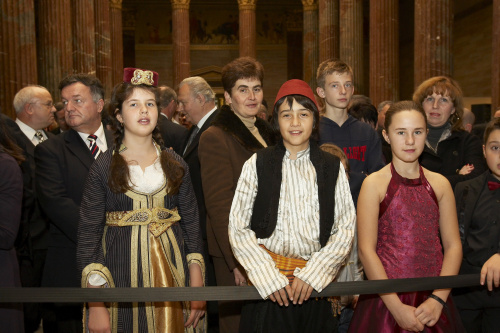 Kinder aus Bosnien zu Besuch bei der Ausstellung.