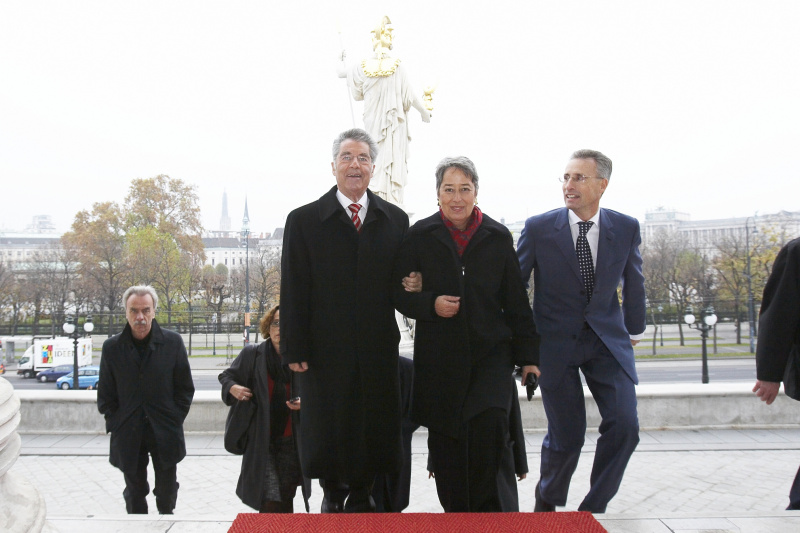 BP Dr.Heinz Fischer mit seiner Frau Margit kommen ueber die Rampe des Parlaments auf dem Weg in  das Obere Vestibuel begleitet durch PD Dr.Posch. Im Hintergrund Bruno Aigner.