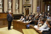 BR Praesident Juergen Weiss fuehrt die Jugendlichen durch das Parlament beginnend mit dem Historischen Sitzungssaal