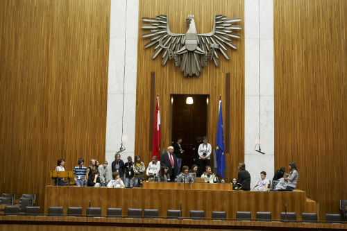 BR Praesident Juergen Weiss fuehrt die Jugendlichen durch das Parlament, Plenarsaal