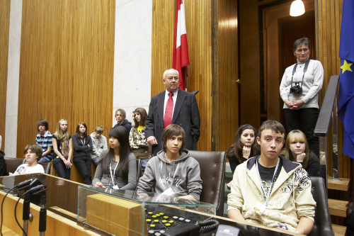 BR Praesident Juergen Weiss fuehrt die Jugendlichen durch das Parlament , Plenarsaal