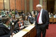 BR Praesident Juergen Weiss begruesst die Jugendlichen im BR Saal