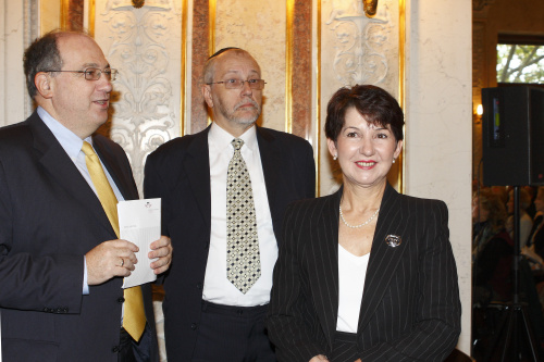 v.li. Präsident der israelitischen Kultusgemeinde Ariel Muzicant, Generalsekretär der israelischen Kultusgemeinde Raimund Fastenbauer und Barbara Prammer.
