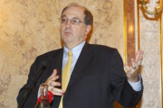 Präsident der israelitischen Kultusgemeinde Ariel Muzicant am Rednerpult.