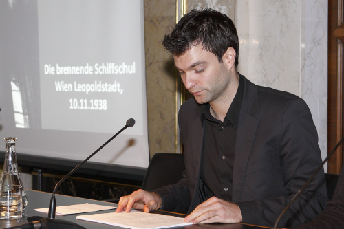 am Podium, Schauspieler Jakob Seeböck liest.
