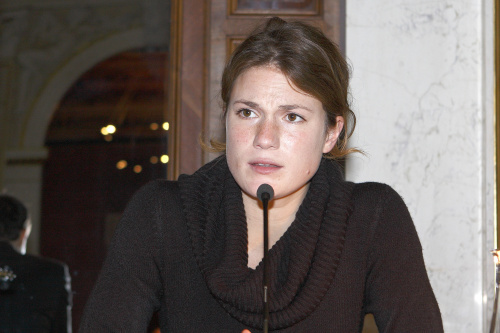 am Podium, Schauspielerin Katharina Vötter liest.