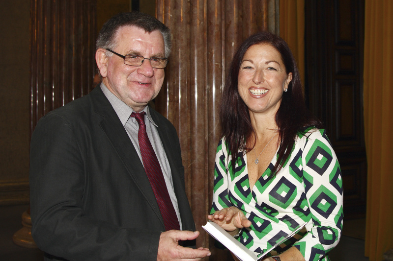 v.li. Leiter des Forschungsprojektes "Namentliche Erfassung der im Nationalsozialismus ermordeten österreichischen Roma und Sinti" Florian Freund im Gespräch mit Hannah Lessing.