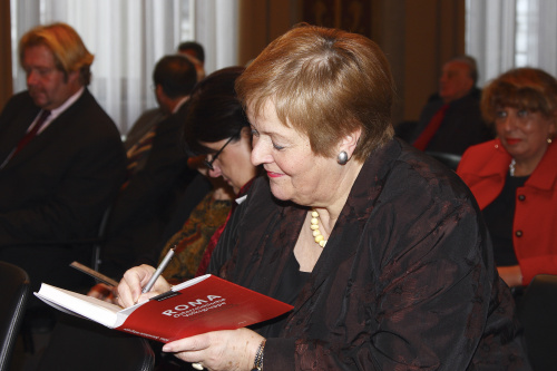 Die Präsidentin des Bundesrates a.D. Anna Elisabeth Haselbach signiert das präsentierte Buch.
